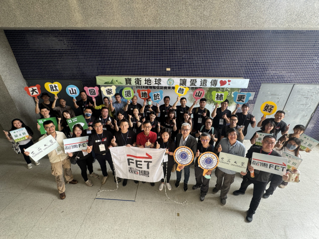 遠傳電信鄭成松協理前排左4帶領近三十位員工前往東海大學，以實際行動協助打造校園微森林
